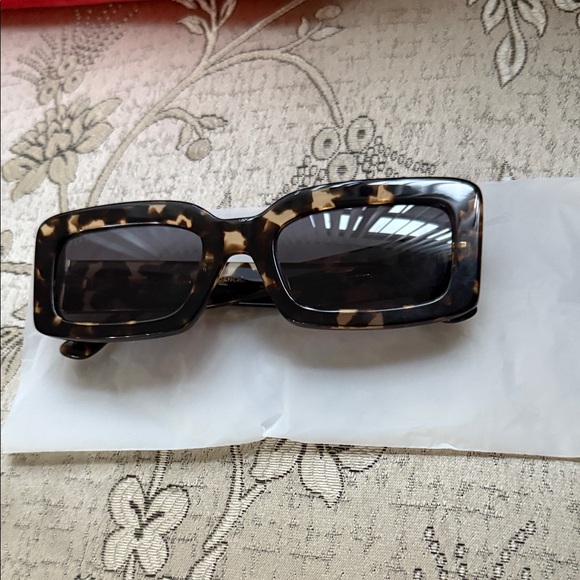 Diff Eyewear Tortoise Sunglasses